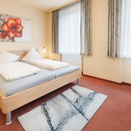 Romaeus Otel *